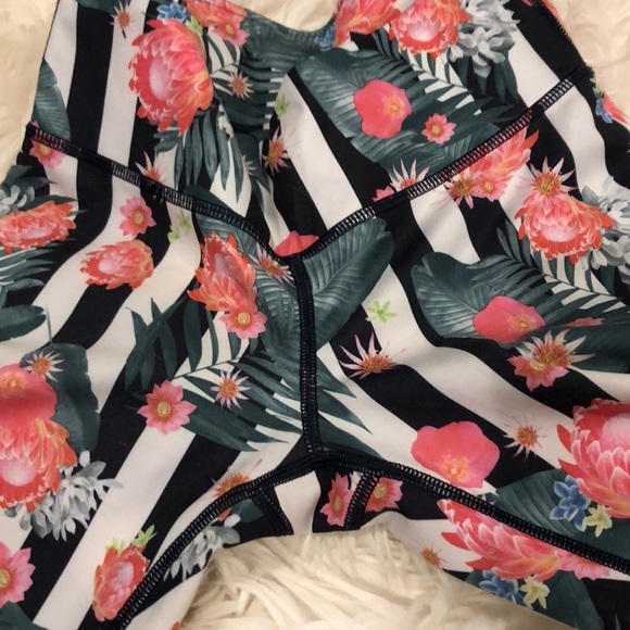 Lululemon RARE wunder under crop palm play multi. A11 - Picture 3 of 7